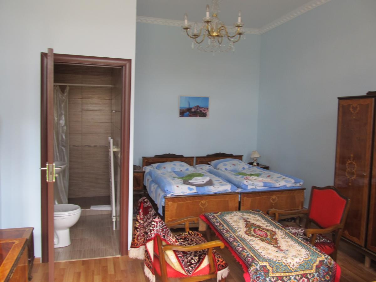 Artush & Raisa B&B Гюмри Екстериор снимка